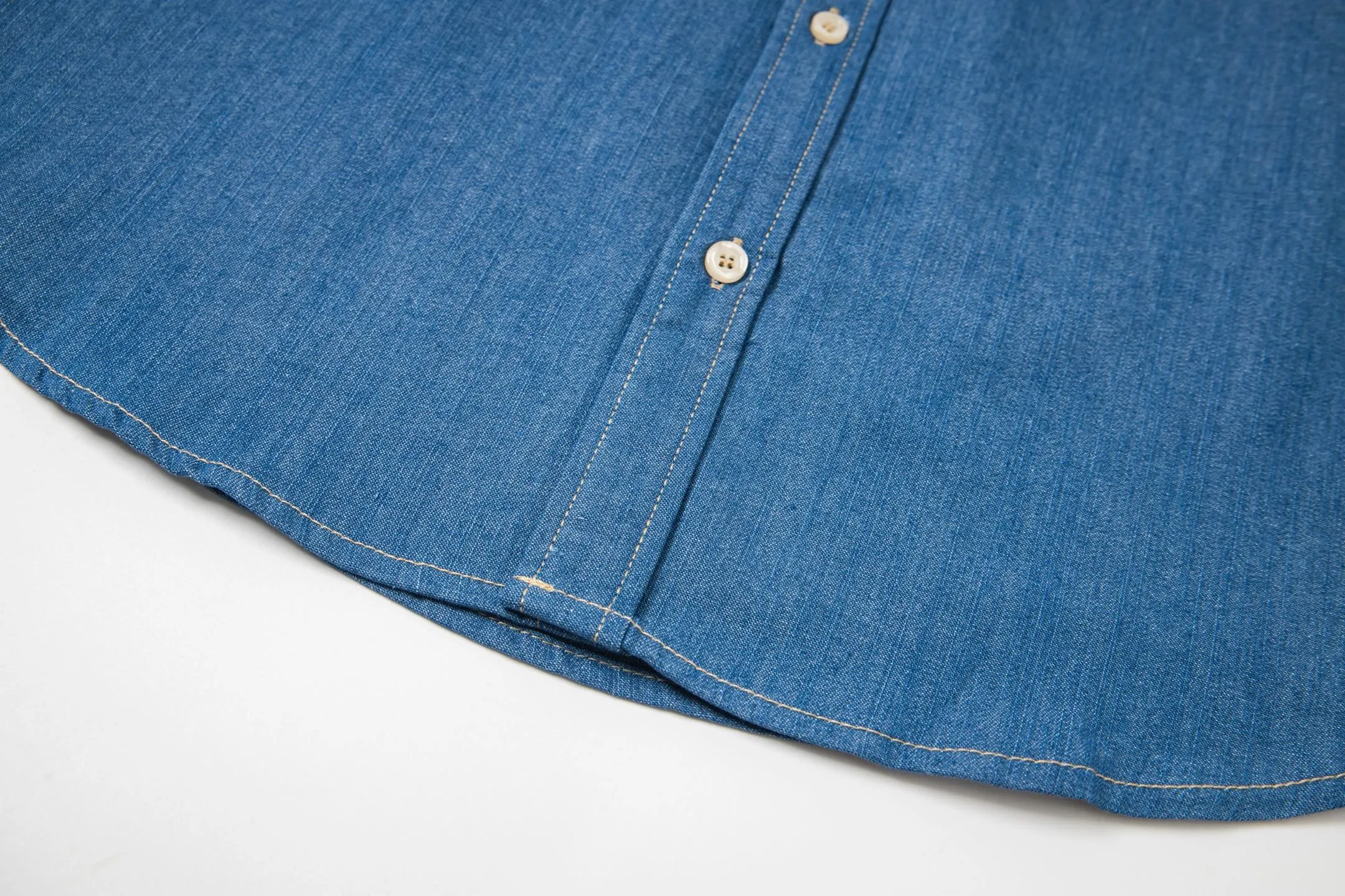 P220 model number: G006 Ralph Lauren/Ralph Lauren classic color small label couple style washed denim long-sleeved shirt 1️⃣Made of high-quality denim fabric, the upper body is soft and comfortable, extremely delicate, has a solid, smooth and soft feel, and the fabric does not wrinkle, and the feel is invincible. The details are handled perfectly! 2️⃣Adopting the washing process, the workmanship details are perfectly controlled. They are all hemmed with vest technology, and the insides of the sleeves are also used. Different from the four-needle and five-thread workmanship, the collars are also all designed with interlining, showing high-end fashion and individuality, and the style is fashionable, simple and elegant! 3️⃣It is very youthful and energetic, and can be easily worn by both men and women. It is very in line with the fashion aesthetic concepts of today's young people! Color: light blue, dark blue Size: S, M, L, XL